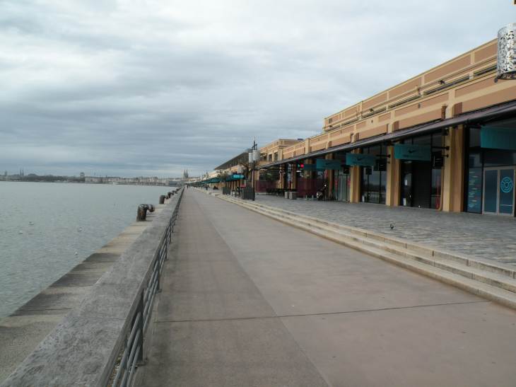  alignement de boutiques de marques sur les quais